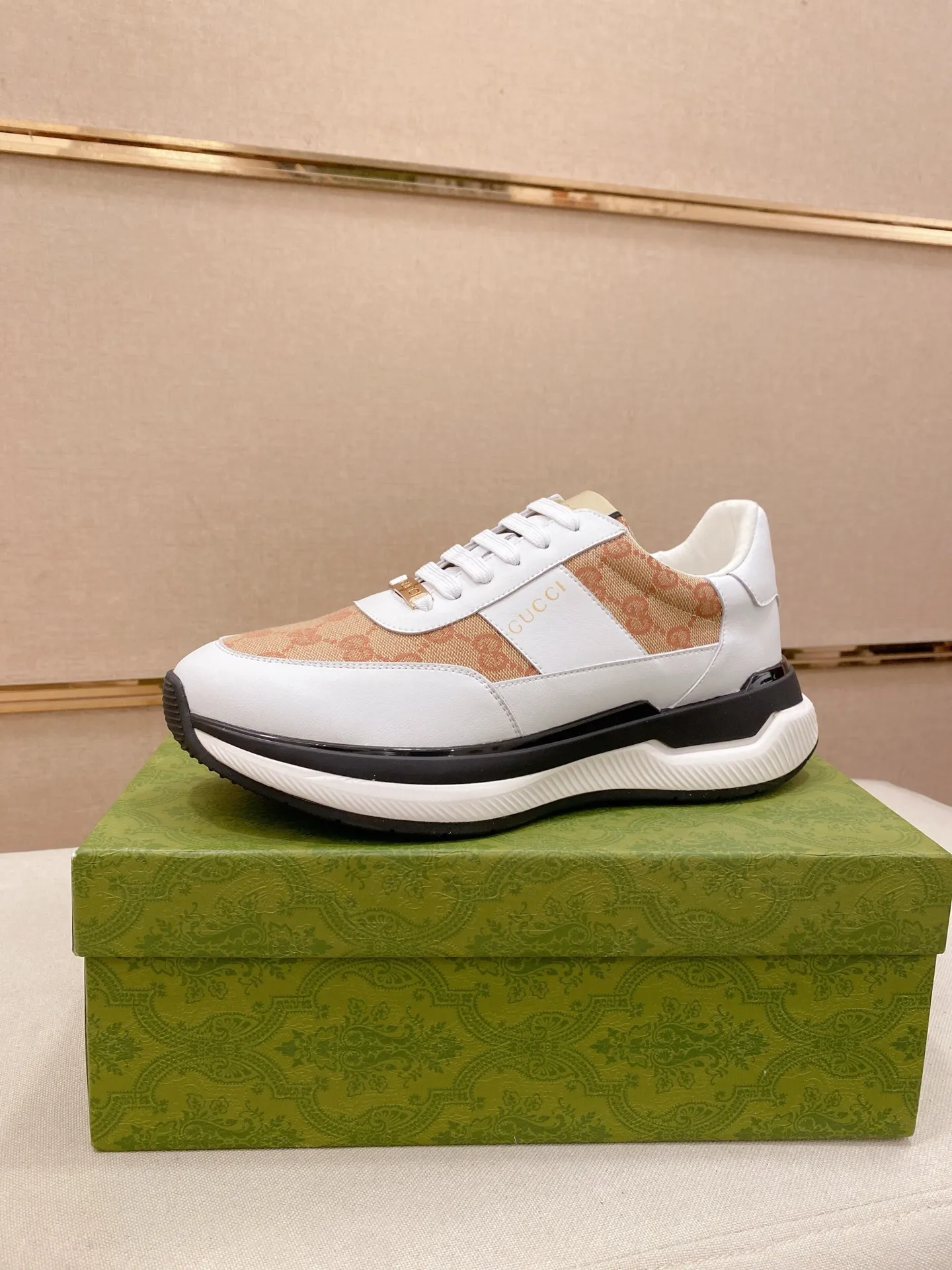 Men's shoes 💰 462💰The new GUCCI (Gucci) counters are launched simultaneously. The new men's shoes, 😘fabrics are selected from imported cowhide, and the lining is sheepskin lining. 👍🏿 High-end ☄️ air-cushion molded anti-slip rubber outsole, exquisite lines, simple and elegant, comfortable and high-end for leisure travel. Code number: 38 to 44 (45 can be customized and cannot be returned or exchanged)
